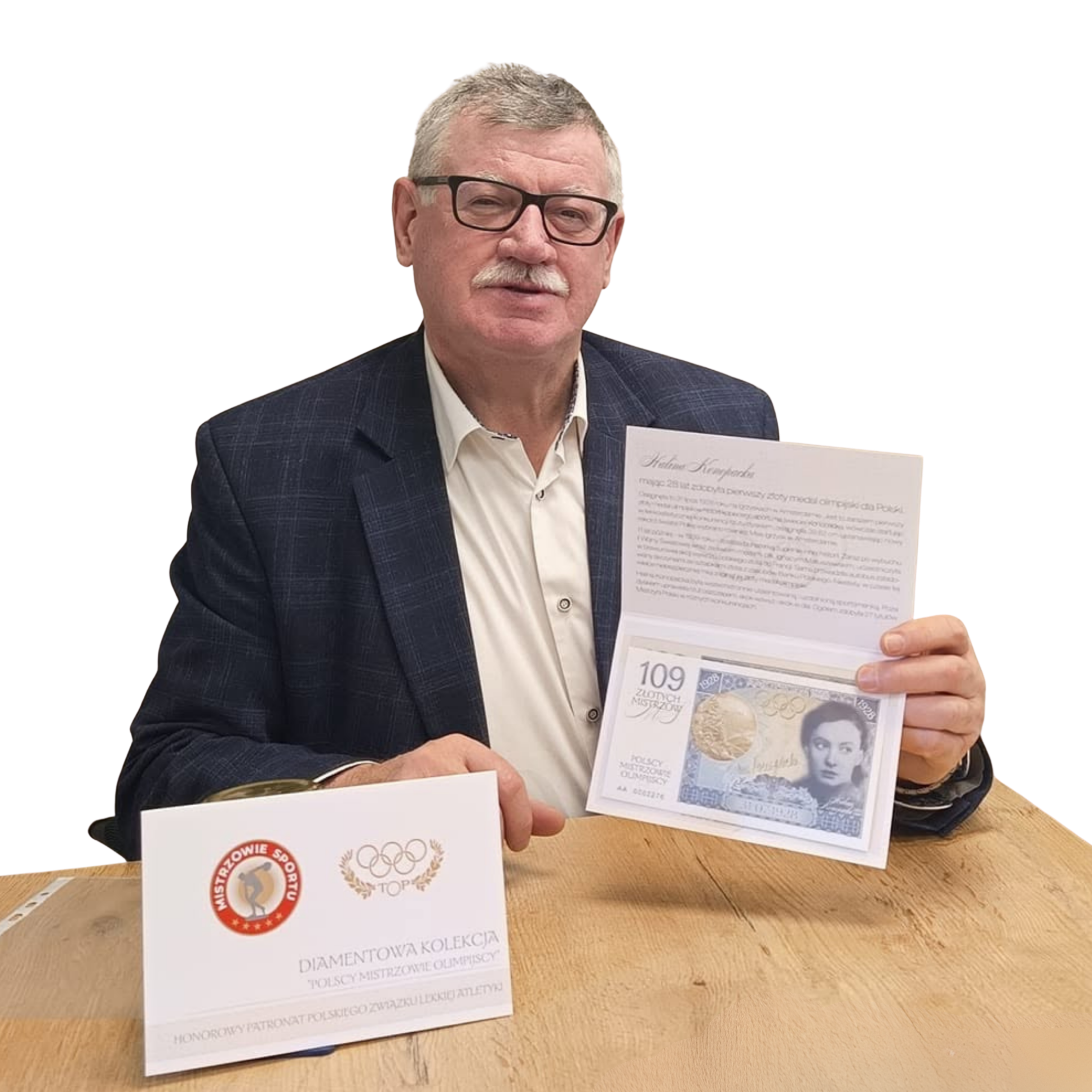 Tomasz Jagodziński prezentujący banknoty